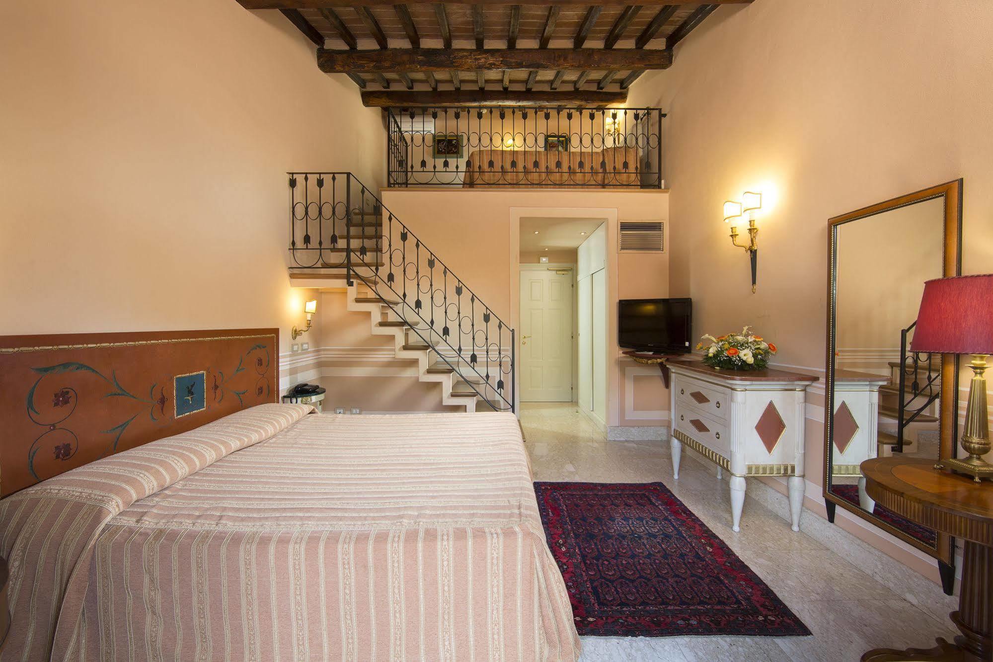 Il Piccolo Castello Hotel Monteriggioni Bagian luar foto